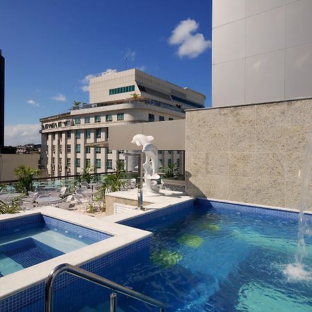 Hotel Atlantico Business Centro ริโอเดจาเนโร ภายนอก รูปภาพ The photo shows a rooftop area featuring a swimming pool and a spa. The pool is inviting with a clear blue water, and there appears to be a waterfall feature. Surrounding the pool are areas for relaxation, possibly with sun loungers. In the backgroun