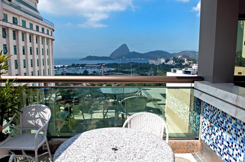 Hotel Atlantico Business Centro ริโอเดจาเนโร ภายนอก รูปภาพ A balcony of a hotel in Rio de Janeiro, Brazil.