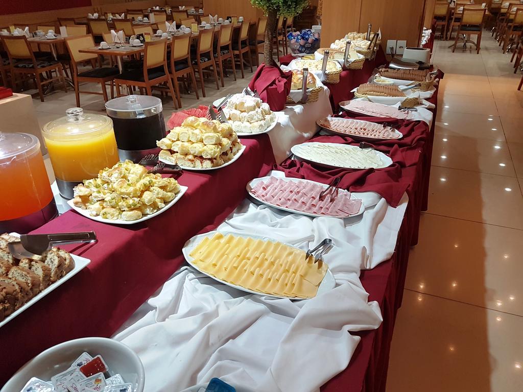 Hotel Atlantico Business Centro ริโอเดจาเนโร ภายนอก รูปภาพ Breakfast buffet at a hotel in Belgrade